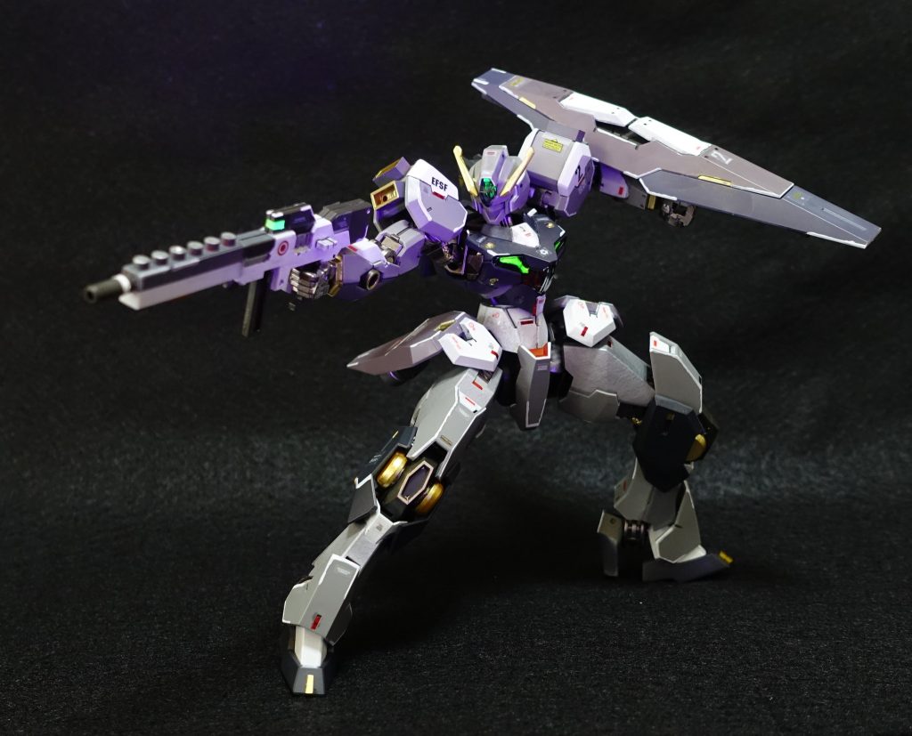 7. 武装はあえて実体弾ライフルが装備されている。バレルに６つの円筒形の電磁加速器が搭載された簡易レールガンのような試験型武装だ。双方ビーム兵器全盛期時代だからこそ、ビーム撹乱膜の影響を受けず、敵のiフィールドを突破し、iフィールドジェネレータを実体弾で破壊し、親機の魁となる役割を担わせた。