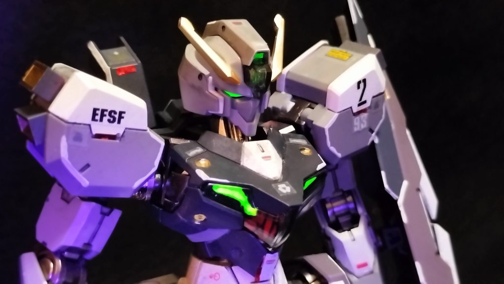 8. なお、額と胸の発光部分にサイコミュレシーバーとなるサイコフレームが組み込まれている。