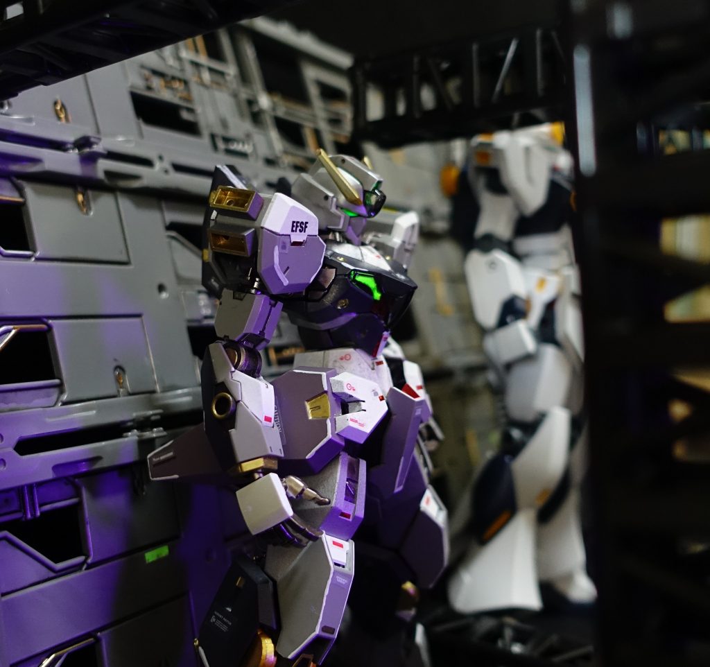 9. ●アムロ「オクトバー、ダミーバルーンをサイコミュで操作するなんて、すごいアイデアじゃないか」●チェーン「そうよ、すごいわよ」●オクトバー「アムロ大尉のファンである部下のアイデアに触発されたんです。私だけでは思いつきませんよ。」