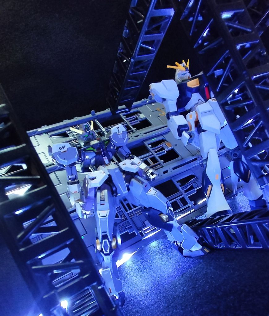 10. ●アムロ「ところで、アドバンスド・ダミーバルーンというけれど、こいつ実際はバルーンじゃないんだろう？」●チェーン「そうよ、ダメよ」●オクトバー「ええ、バルーンのように畳んで開いてっていうものではないですね。実際は・・・。」