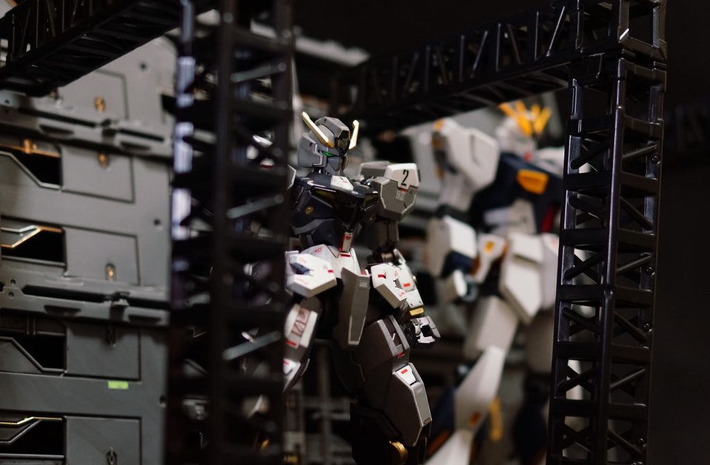 11. ●アムロ「バルーンというよりはドローンなわけだよな？」●「でもまあ、ダミーバルーン大手のオックスアースに作ってもらったんで、バルーンと名付けたほうが認知されやすいかな、と思いましてね。ほら、ファンネルだって、もはやファンネル（ろうと）の形したものなんて、今じゃ一つもないじゃないですか。あれと同じですよ。」