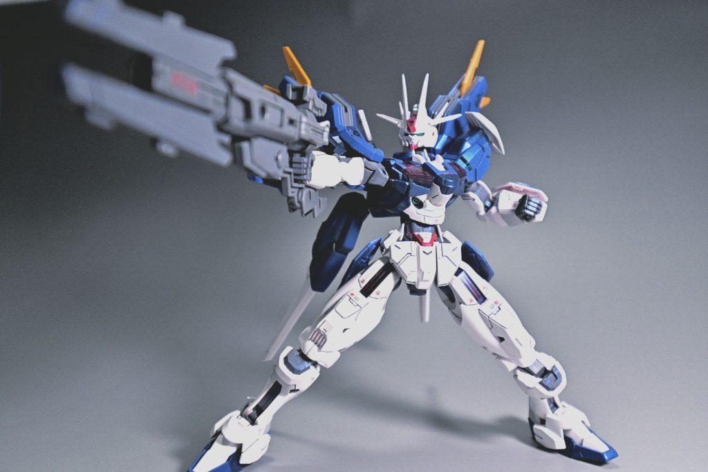 広角レンズに切り替えて、印象的な武器が映えるポージング