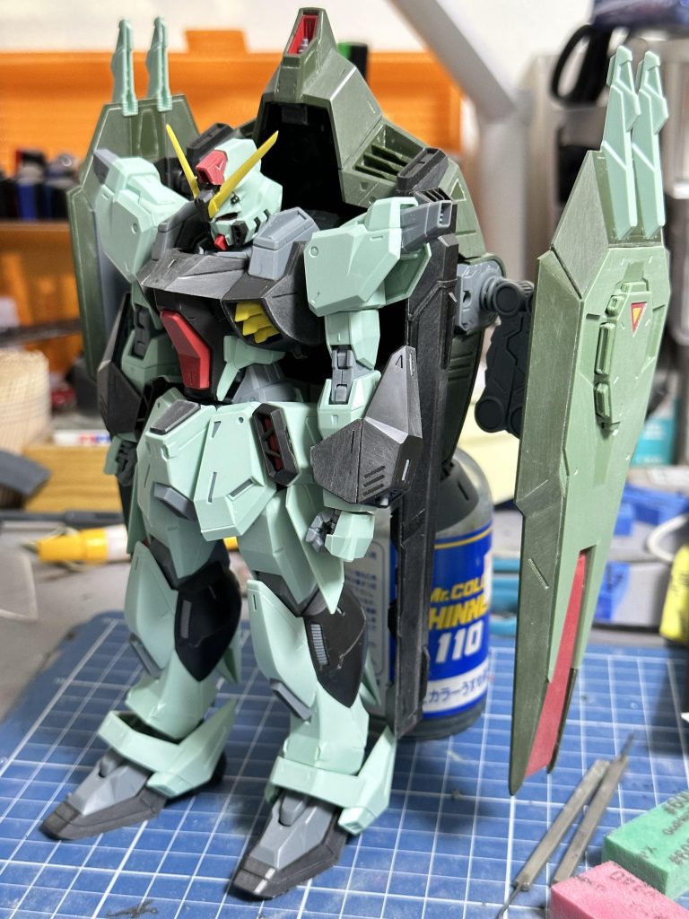 処理が終わった状態。このままでもバチバチにかっこいいのですがなんとなく漂うおもちゃっぽさを抑えたくてカラーリング変更してみました。HGはなんかもっさりしてたので本当にかっこいいです。