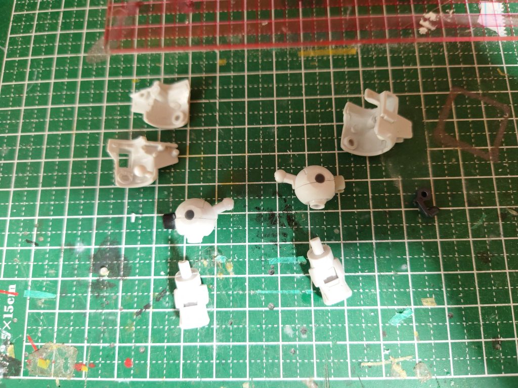 腕夏侯惇トールギスの腕を基部にトールギスの肩アーマーを取り付けてます（取り付けは100均のレゴブロックのボールジョイントを埋め込んでます）ここには映ってませんが手は３０MMの物を使ってます