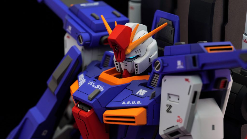 フェイスパーツ周りは0.1mmのタガネで掘り直してスミ入れしました🖊