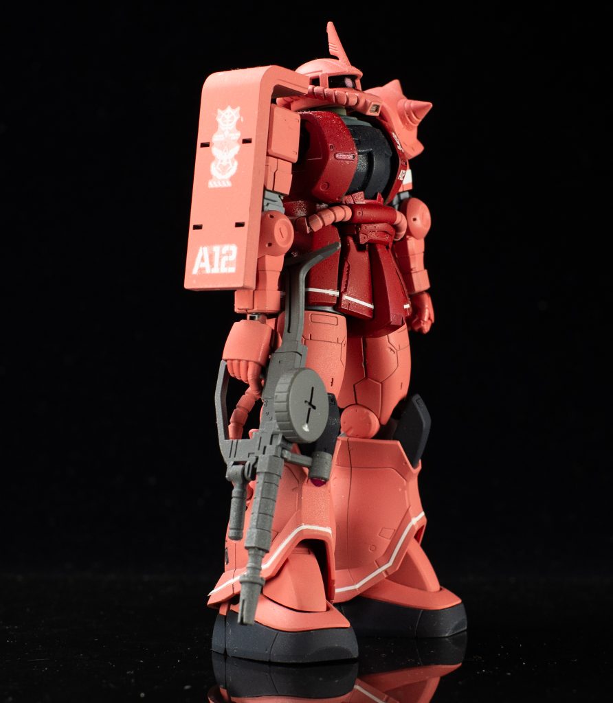 デカールはオリジン版シャアザク用を使用してます。シャアピンクはクレオスのシャアピンクver アニメカラー、赤はハーマンレッド、関節部はタミヤ呉工廠グレーにガイアノーツ ブルーグレーを少量混ぜてます