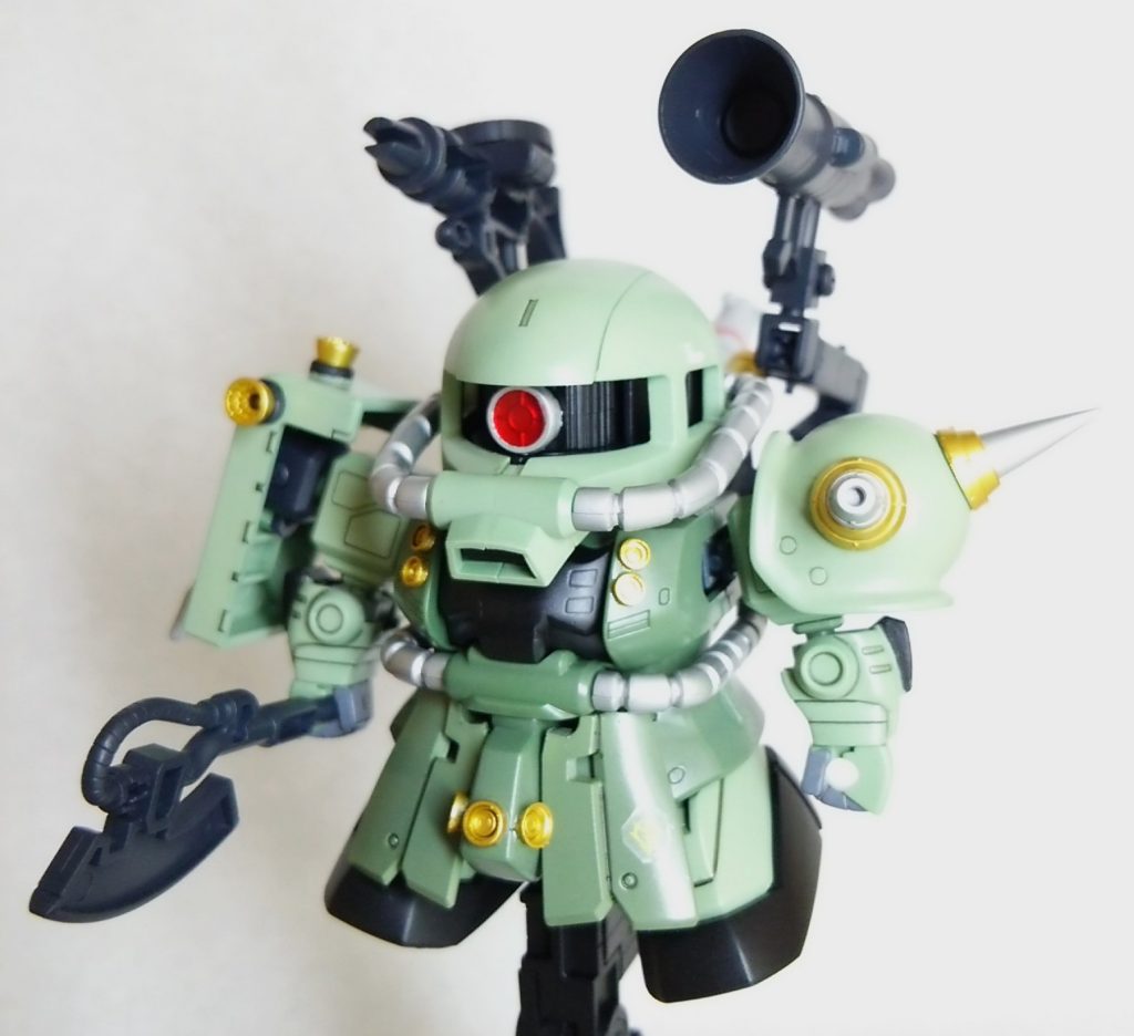 スカート前後はHGザクより拝借。ビルダーズパーツのモノアイ、プロペラタンク胸部・腰・足のゴールドバーニアはコトブキヤパーツ。