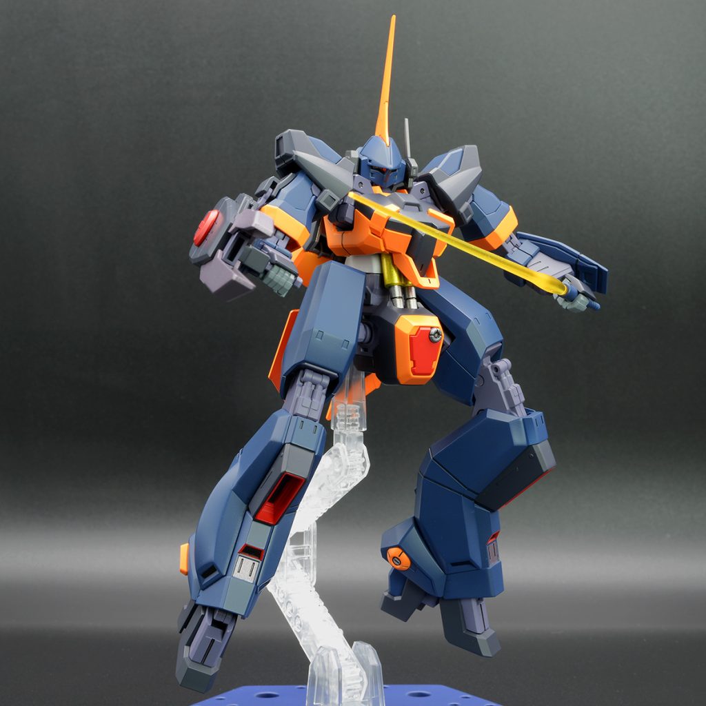 昔に作ったガンプラも含め、初めてビームサーベルを持たせてポーズを取らせた気がします。台座はボディーカラーに使わなかった色で塗装。┣ 上面【C / UG17:ティターンズブルー2】┗ 側面【C / UG16:ティターンズブルー1】