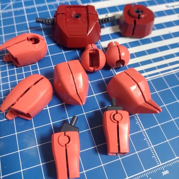 過去作含めて作り終わった機体は何体もあるのですが、写真を撮るのが億劫で全然上げられず、新たに箱を開けて作り始めたんですが、合わせ目が盛大に...。完全に試されていますよ。HG の 070と少々古いキットなので仕方ないというか、番号通りの少々古さを感じますね。写真に映ってないけど、関節部のグレーの柔らかい素材(何て言うんでしたっけ)は諦めました。ということで、明日も精神と時の部屋でヤスリがけです。写真2枚目、精神と時の部屋後。なんとかなった。写真で甘い所発見したので追い込みます。ヤスリの目詰まりとヤスリをかけたプラモ側を今まで歯ブラシで落としていたんですが、マイクロファイバーがいいとの情報を得たのでその辺に転がってたマイクロファイバーの布で拭いたら一拭きで綺麗になって今までの苦労は何だったんだってなりました。早速、専用にマイクロファイバー雑巾5枚セットをDソーで買ってきましたよ。あと、WaveのHandy Cleaner も合わせて快適度爆上がりです。（1枚目）