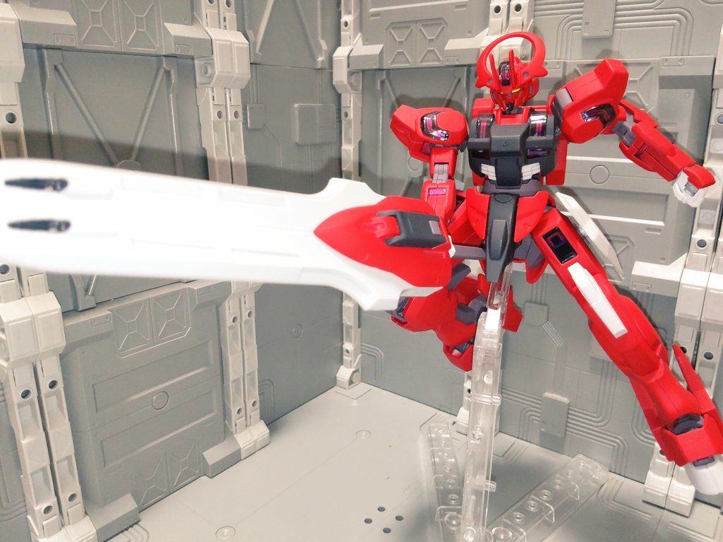 大剣状態(シース)で殴る!ガシガシ組み換えするため色ハゲ対策で刃部分は未塗装にしています。