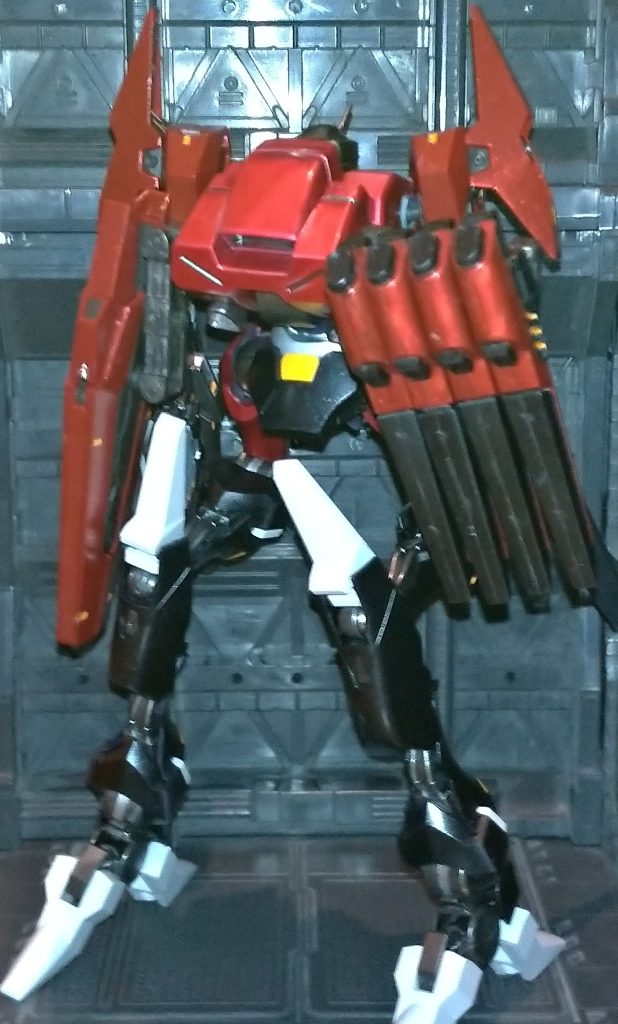 背面はこんな感じ。フォーエバーガンダムのファンネルを某機体に積んでそうな感じで４連装で装備。