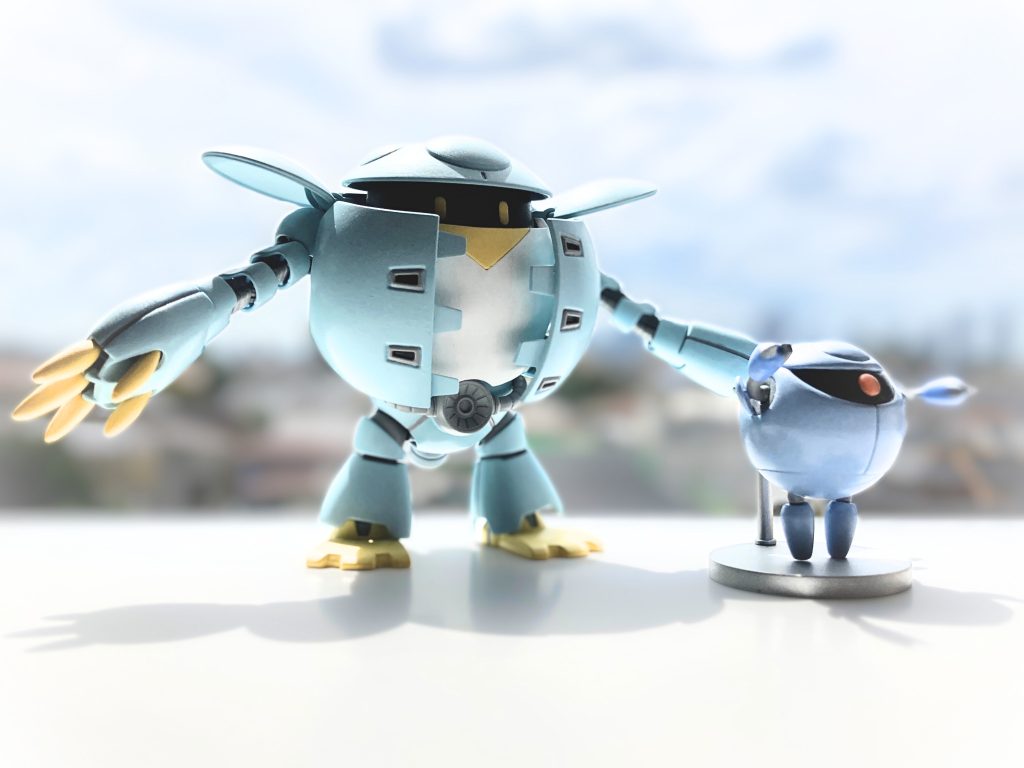 薄曇りの日の午前中に、窓際で自然光で撮影丸いボディが反射光をよく拾ってくれますね。