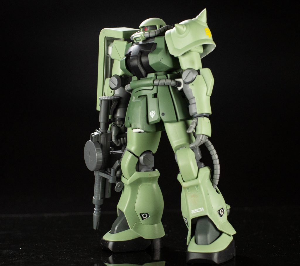 左肩のスパイクは、基部パーツを削って真鍮線で接続にしました。装甲裏は白で塗ってます。 モノアイは透明ランナーを使い、裏にラピーテープを貼りました