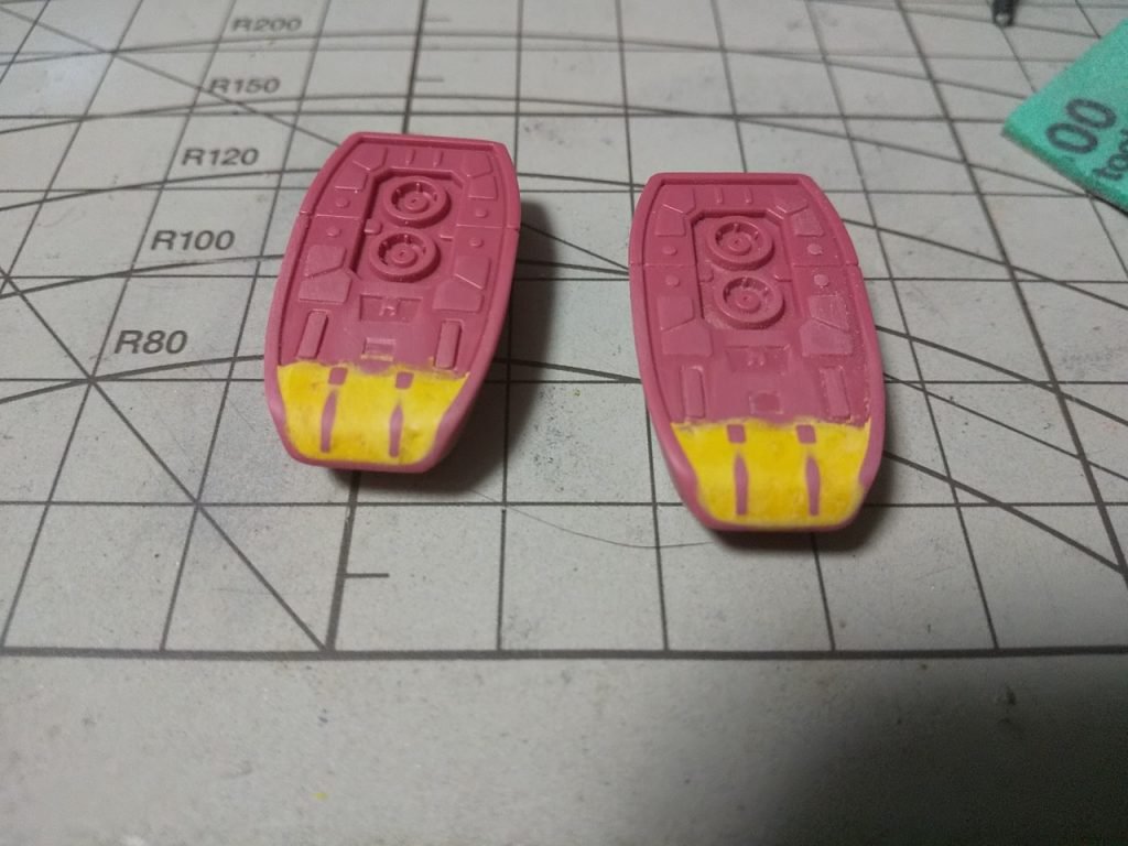 加工は、チョイチョイっとスジボリしたのと、足裏の肉抜きをパテっただけ。肩アーマーが小さいな…とは思ったものの、78-2はチョイダサ感も大事かなwとかいう言い訳でプラ板工作をサボるw代わりにウェザリング(特に塗装剥がし)はいつもより強めで。ガンダム(WB)はジャブローに至るまで地球一周してきているので汚れてないとおかしいっしょ。