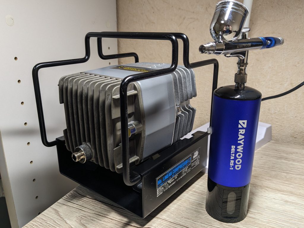 この製作中に、RAYWOOD充電式エアブラシ＋簡易塗装ブースから、クレオスL7プラチナ＋Mr.スーパーブースコンパクトに鞍替え 結局、充電式では5体だけ作成。”どうせ買い替えるから最初から良いもの買っとけ”的な意見もありますが後悔はしてないです 　こいつがなかったらエアブラシを始めてなかったかもしれません