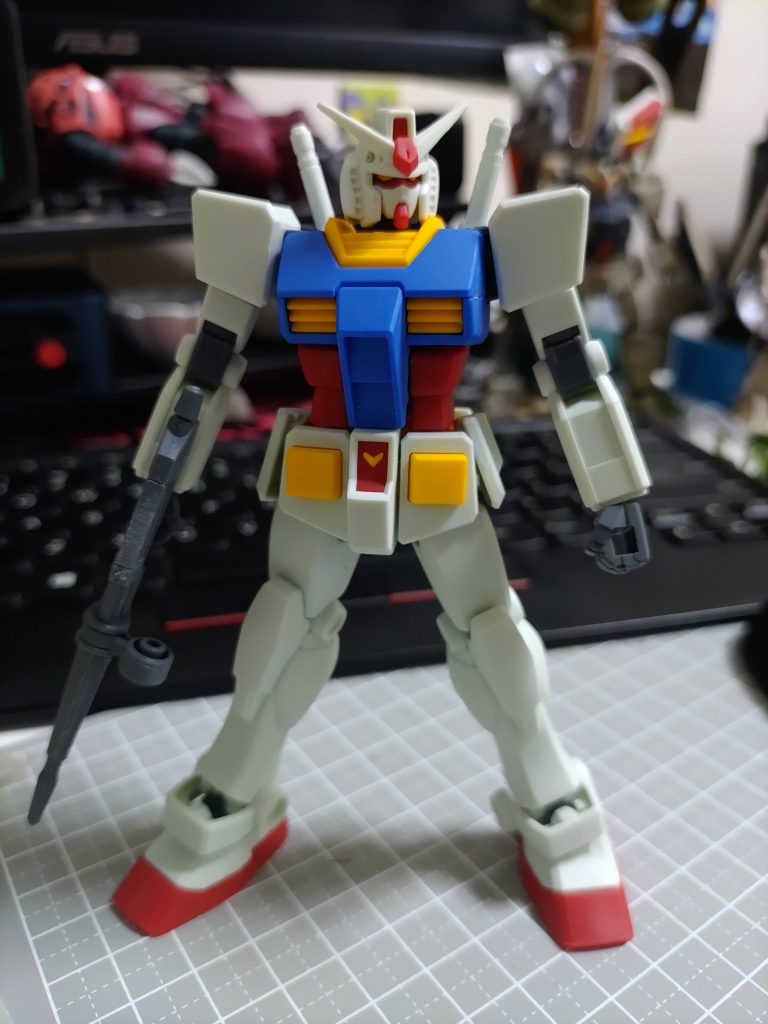 汚す前。トップコート吹く前だと圧倒的おもちゃ感が凄かったです。後ろに横たわる赤い奴は気にしないでください、約束です。さて、少年私、この後、めげずに何体か作ったと思うけど、ちゃんと記憶にあるのは、量産型ゲルググぐらい。 MSVも何体か作りました。そして Z、ZZはテレビは見ていたけどガンプラはやってないですね。そして、復帰するまで20年以上かかりました。その時作ったのもそのうち出していこうと思います。心の傷シリーズは2話完結です。おつきあいありがとうございました。