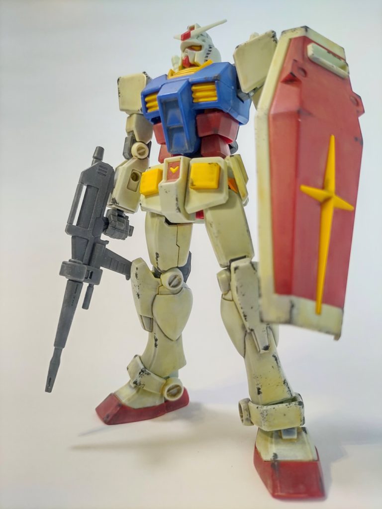 第一次ガンプラブームの頃の話です。旧キット 1/144グフで心に傷を負った少年が https://gumpla.jp/hg/1580820、次に入手できたのは1/100 ガンダム でした。好きなMSを買えた訳ではなく、あるものを買えたにすぎませんでしたが、1/100 ですよ、大きくなるんだから、そりゃ色々動くんだろうと期待しますよね、少年なんですから。コアブロックシステム完全再現ですし。謎のミサイルランチャーまでついてくるんですよ。さて勇んで作ろうとして、ランナーと説明書を見て、愕然としました。歴戦のモデラーの皆さんなら、もうおわかりの通り、足がモモ2パーツ+ヒザ下2パーツ構成、股関節がありません、足首も曲りません....。ビームサーベルも伸びたまま背中に差してランドセルの中でクロスして貫通しています(下の写真を良くみてください)少年私は一旦箱をそっと閉めました。その後、このキットの記憶は一切残っていません。