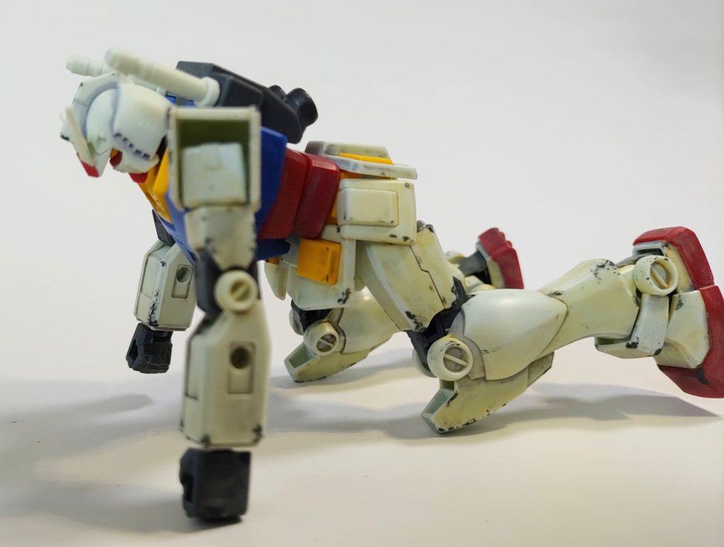 リベンジポーズ2、例のポーズ。四つん這いも可能。ドムの踏み台ぐらいできそうです(推定)。ビームサーベルが付いてこないので、グフとチャンバラさせることができず...