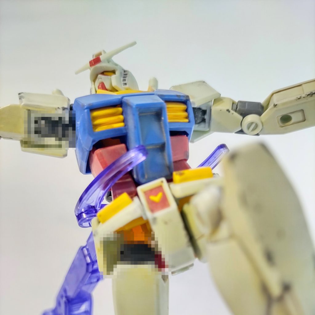 今どきの500円ガンプラでこんなポーズもできちゃう。リベンジポーズ、ヤー！ HGのパッケージにもなってる例のポーズ。前掛けが左右繋がっているので見えてはいけないものが見えてしまうし、脇の間接は丸見えなのでモザイク。