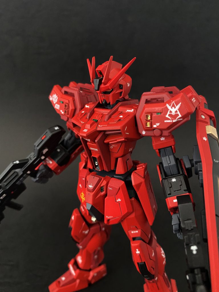 肩とお腹でサザビーっぽい記号のディテール。