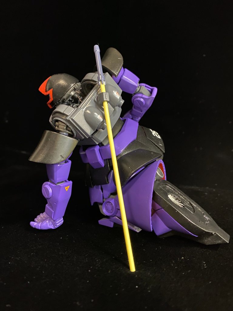 同じく後ろから。胴体上半身はほぼフルスクラッチです。足のスカートが干渉するので、腰のスカートは可動します。足首を曲げる機構はうまくいったと思います。