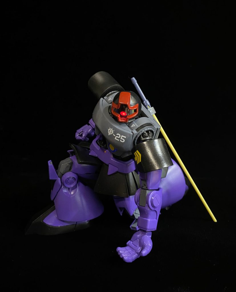 ドムの片膝立ちを見たかった...。何とかできました!コックピットのハッチが開いているのですが、写真ではよく分かりませんね。パイロットはガイア大尉(の予定)。