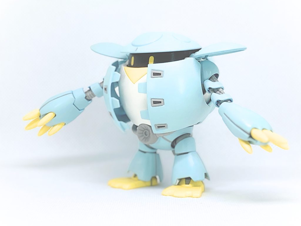 太モモ、スネの裾部分を切り詰め、スネ部分の内部フレームをごっそり抜いて、クロスシルエットのSDフレームに置き換え。肩は戦士ガンキャノンに使ってしまったこともありLGBBのものに置き換え、受け側はクロスシルエットのSDフレームに。※このためプチカプルは内蔵できません。腕は関節を一つ抜いて外装の節の長い部分を削って短縮。手首は接続部を削って短縮、ほぼ中央で切断して前後を短縮。バランスはガンダムウォーズの立ち絵などを参考、元キットより更にまるまるとしたシルエットになりました。