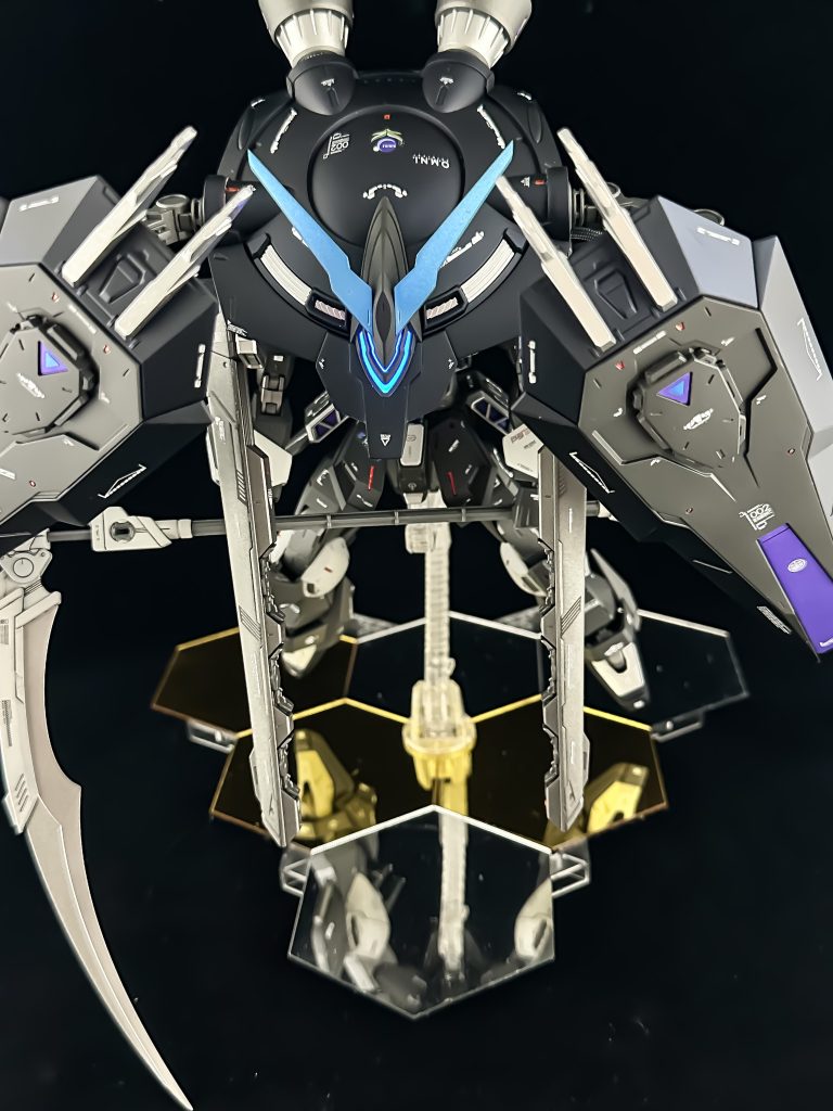 撮影時、センサーには紫外線ライトを当てています。