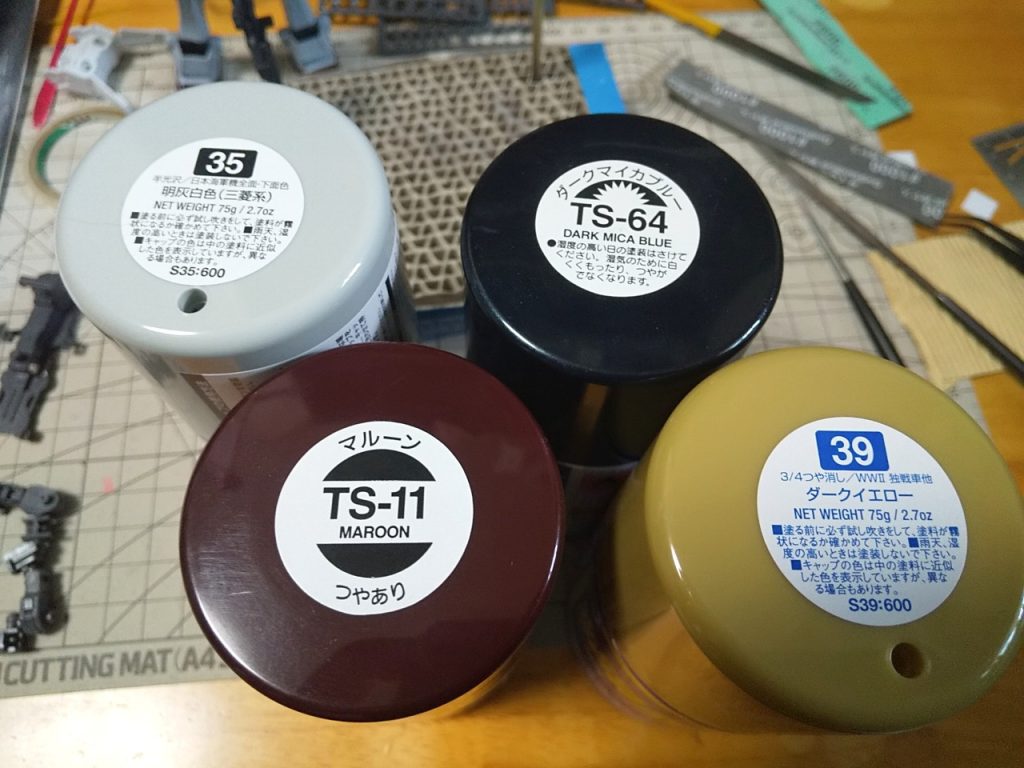 一応、トリコロール(に準じた)3色を使ってはいます。下に塗装剥がし用の黒鉄色を塗っているので、ダークブルーなんかは肉眼で見てもほぼ黒になってます。灰白色は、写真ではほぼ白く見えていますが、これも肉眼では完全にグレーです。