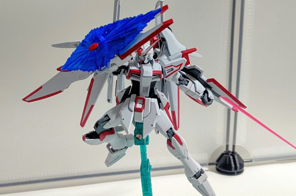 シールドライフル上部にはビームシールド発生装置も装備。インフィニットジャスティスのビームキャリーシールドと同様に高い防御性能を持つ。