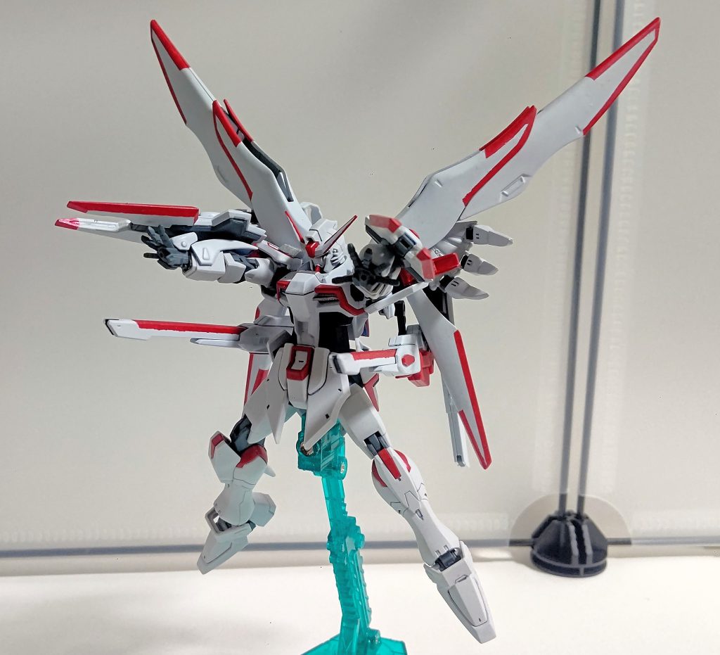 バックパックの翼部分はレジェンドのドラグーンを移植しています。レジェンドのようにドラグーンを前面に向けれるので、火力の増強と重力下でのデッドウェイト対策としています。また、ユニバースブースターの砲身とパワードジムカーディガンの大型ライフルを組み合わせた長距離射程砲を2つ装備。上記のビームシールドとドラグーン、さらにパルマフィオキーナも合わせて計12門によるフルバーストも可能です。