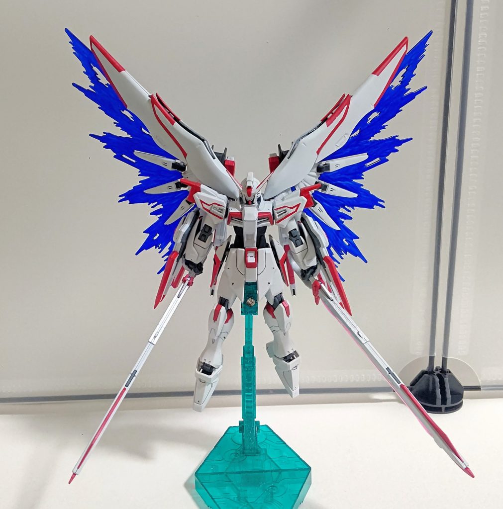 光の翼はクリアブルーで塗装しています。アロンダイト2本装備はロマン。