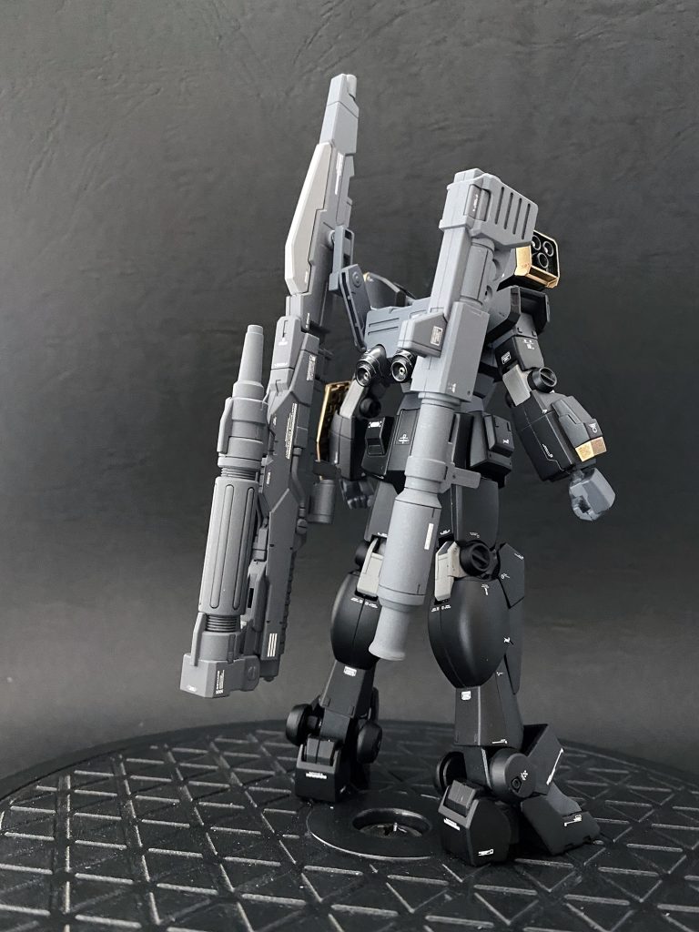 浪漫感じる背中。重いもの背負っているなぁ。