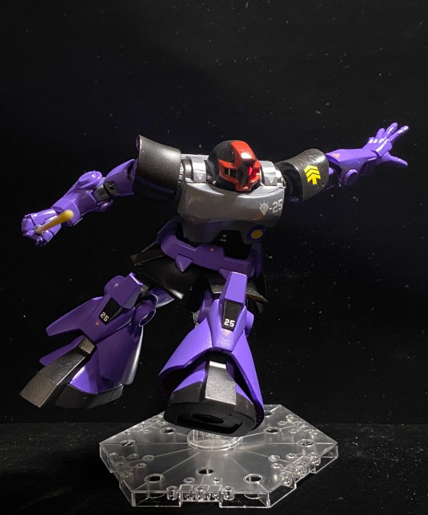 モノアイはチップLEDで電飾し、上下左右に動きます。胴体の回転軸は中心に移動したので、ねじることができます。