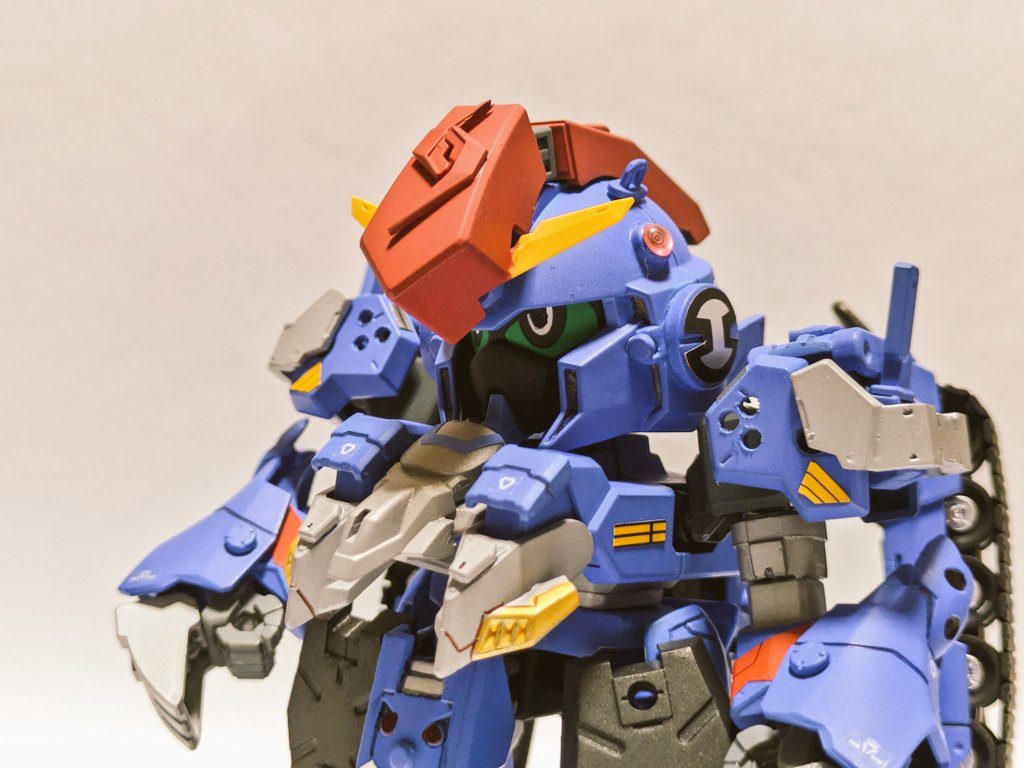 グランコマンダー素顔グランコマンダーやスカイコマンダーはコマンド世界の惑星D−2で誕生したMS(マシンサイバノイド·人造兵士的なモノ)ザタリオン帝国によって兵器製造プラントとなっていたD−2で誕生したが、コスモザタリオン壊滅によりプラントが停止長き時を得て再起動した機械兵士である