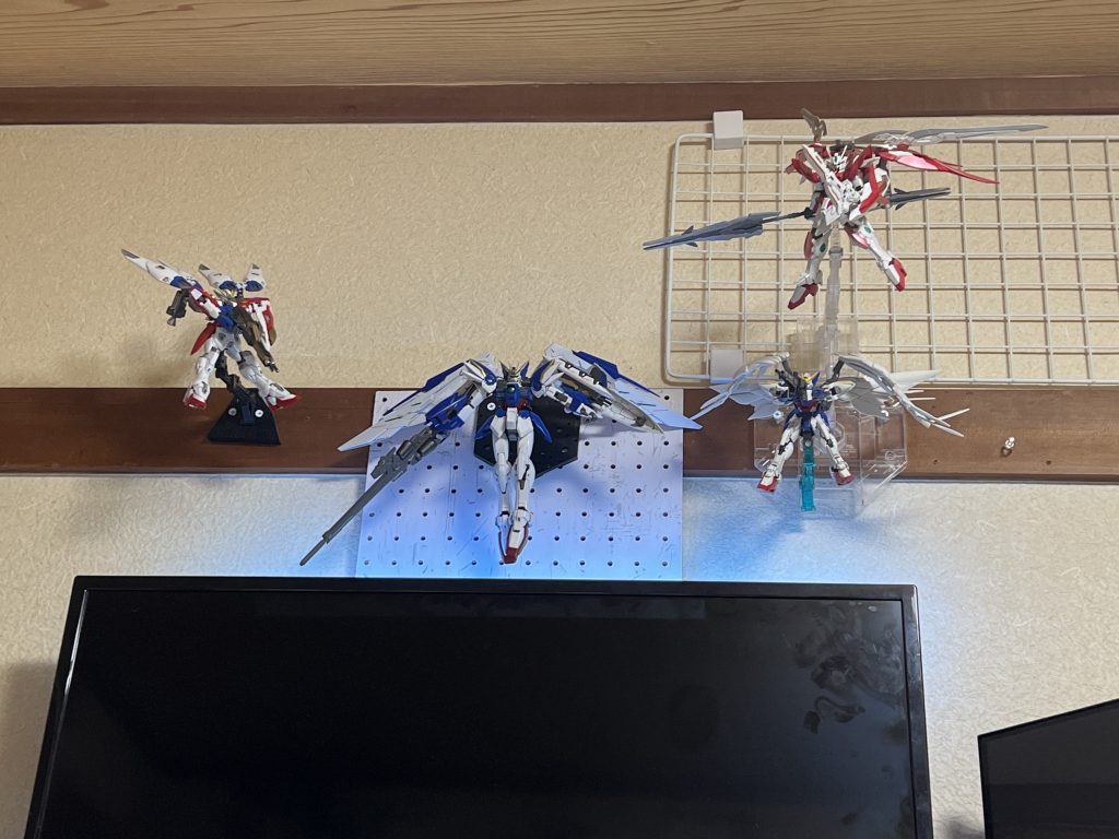 イスからの眺めふと思い立ってこんな時間(午前1時)に飾り付けてしまった笑うちのウィング達でした積みプラのなかにフェニーチェリナーシタがいるので、そのうちここに加わるでしょうご覧いただきありがとうございます