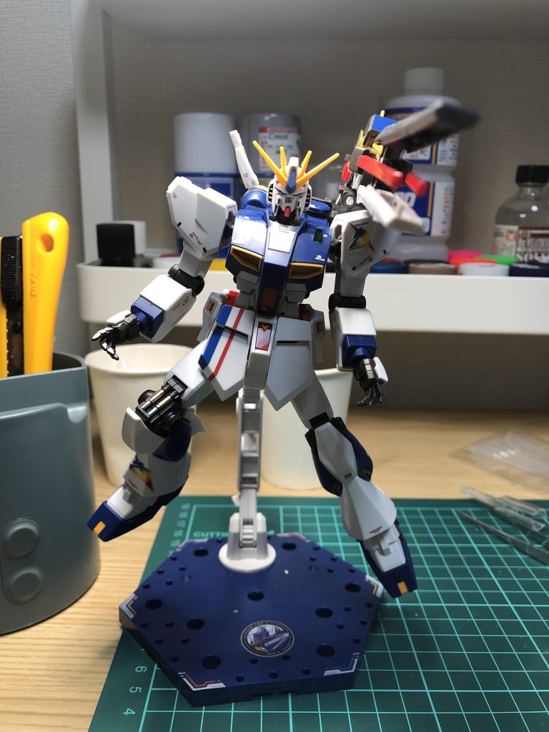 アクションベースに乗せると傾いてしまう。