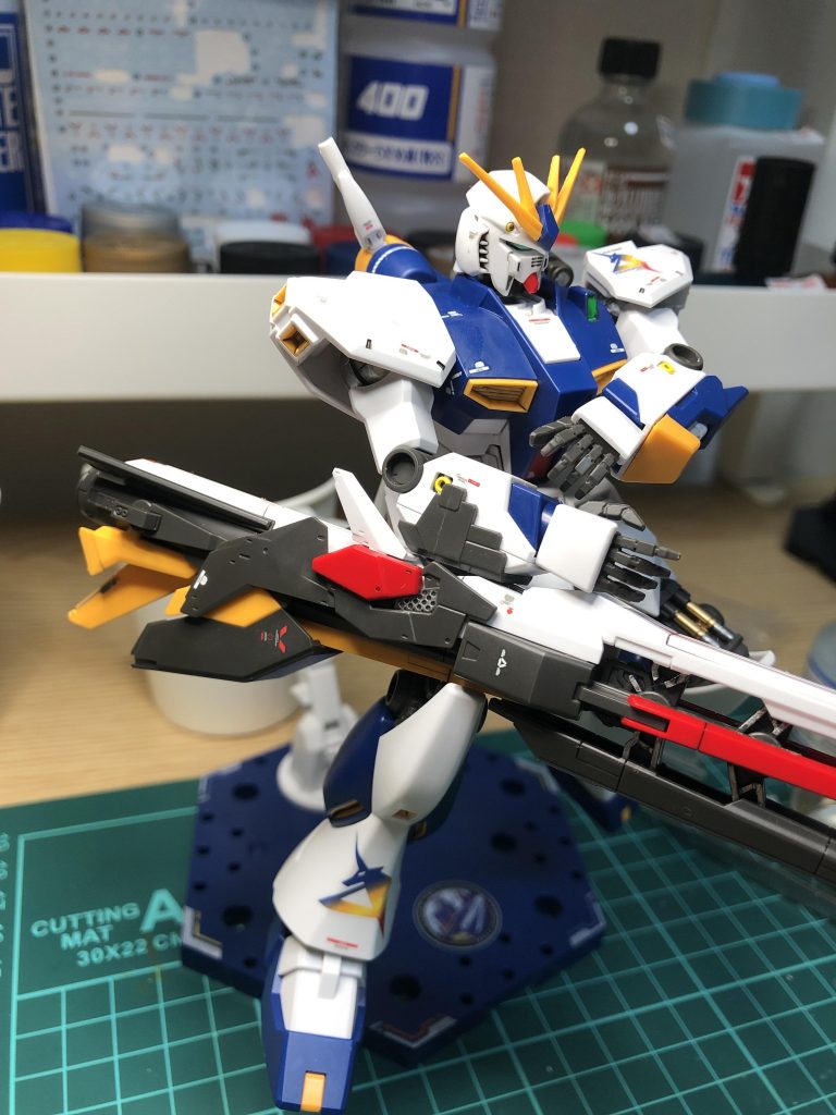 手に持たせると重すぎて下がるので足でカバーしないと維持できない。今度はディテールアップをしてみようと思います。