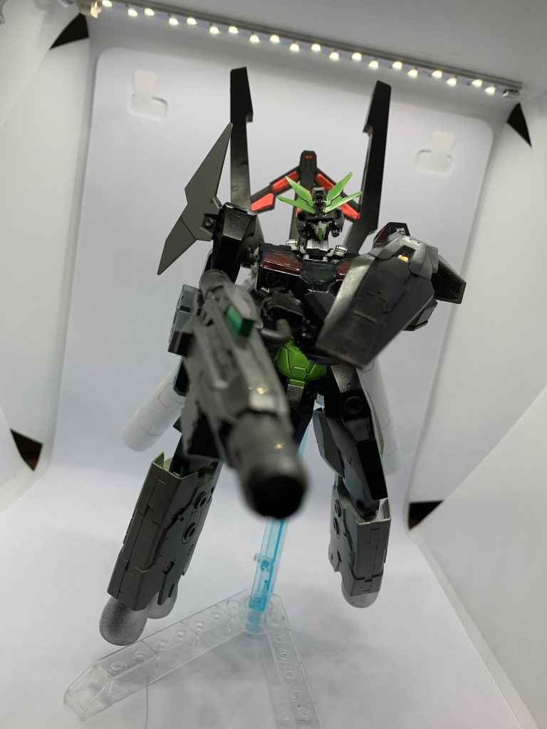 ガンダムルブリスソーン高機動型の改修として胸部をガンダムフレームを採用して機体のオーバーダウンを少なくその代わり身体の負荷はとんでもないことに。