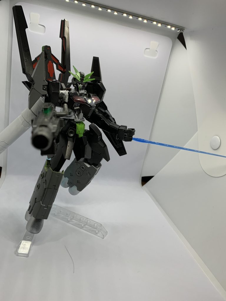 ビームディフューズガンとサーベル装備した姿