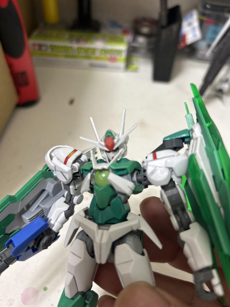 頭部V字アンテナはクアンタのものだと違和感があったのでエアリアルのアンテナを流用しました。