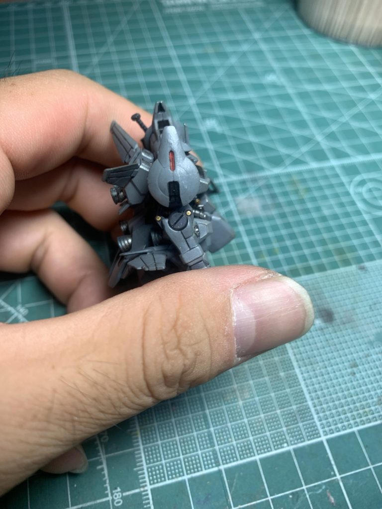 肩アーマー部分の先端はきちんと合わせ目消ししましたが中央部は消してません。中央部上下の溝が埋まると対処めんどく(ry厄介なので避けた結果です。バッチリ合わせ目わかっちゃいますね。逃げちゃダメだ。しんじくんは正しかった。