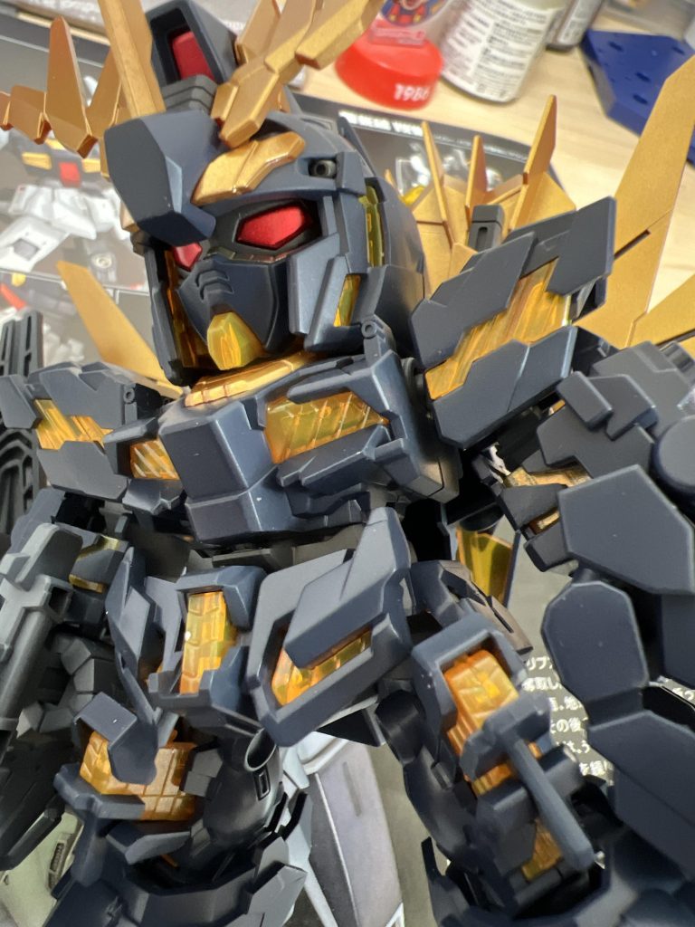 大したことはしてませんが、強いて言うならサイコフレームの裏打ちとカメラアイのシルバー立ち上げクリアレッド塗装くらいです。