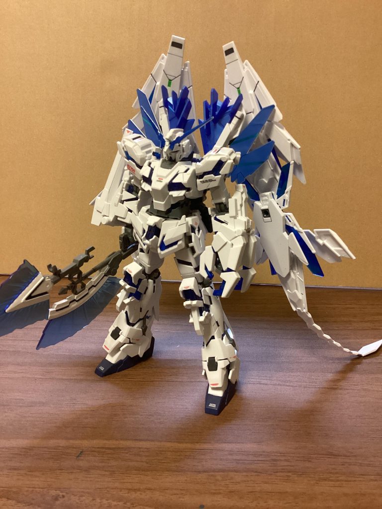 ハイパービームジャベリン白い部分はキットだとグレーだったので、根気強く青色と白色を塗りました。