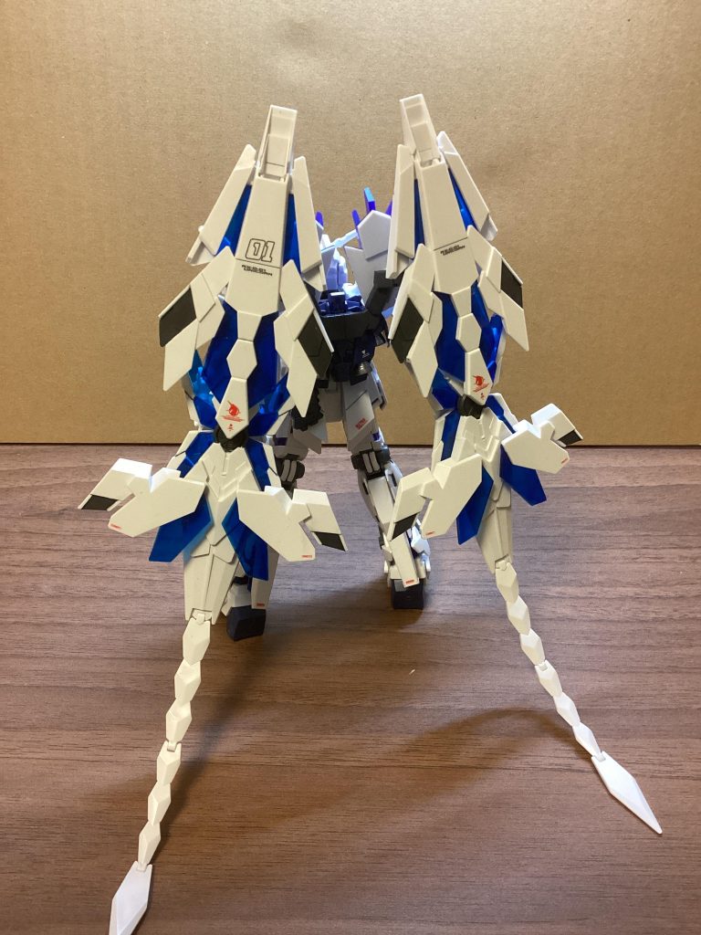 アームドアーマーDE(Defence Extension)サイコフレームとスラスターを塗り分け、デカールで印象を強めました。01のデカールが気に入ってます。