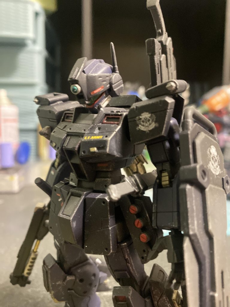 頭部バイザーはジム砂2のランナーを使い延長加工。バイザー部センサーも別パーツを使用。