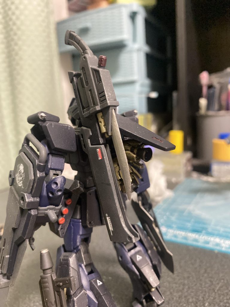 背部には試作型ガンブレードを装備。レッドライダーの武装と百錬の武装を組み合わせ制作。バーニアはジャンクパーツを使い高機動感を。