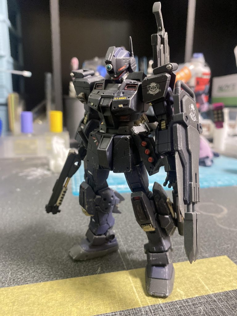 近接戦闘用にガンブレード、パイルバンカー付シールドを装備。腰部左側にはパルスナイフ、ハンドグレネード腰部右側にはペイルライダー用ビームサーベル1本、腰部背面にはビールサーベルを2本、右下腿部にはカーボンブレード、左下腿部にはビームスプレーガンを装備。