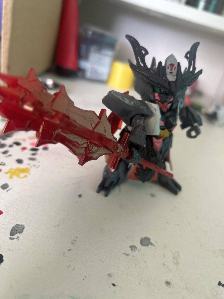 バルバトスのメイン武装のメイスもクリアイエローだったやつを真っ赤に塗っていきました。かなり安直ですが、武器名はブラッドメイス