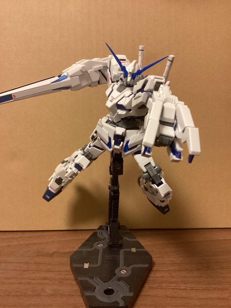 なんちゃってバンシィ。アームドアーマーBS(Beam Smartgun)の内側はグレーで塗料。流石に白一色だと安っぽくなってしまう…